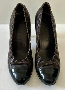 Scarpe vintage CHANEL bicolore marrone nero pelle CC fiocco decolte tacco 36 Italia - Foto 1 di 11