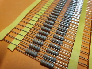 25x 3,3 Ohm / 0,5 Watt Carbon Film Resistor Ø3x9mm - Picture 1 of 2