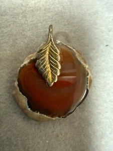 Vintage Victorian Reddish-Brown Stone Gold-Tone Leaf Classic Charm Pendant 6117 - Picture 1 of 2