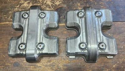 Honda Magna 700 VF700C 1984 par de cubiertas de válvula con herrajes usados Foto 1 de 4