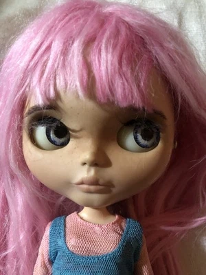 Muñeca Blythe Personalizada Algodón Caramelo Pelo Rosa + Extras  Foto 1 de 4