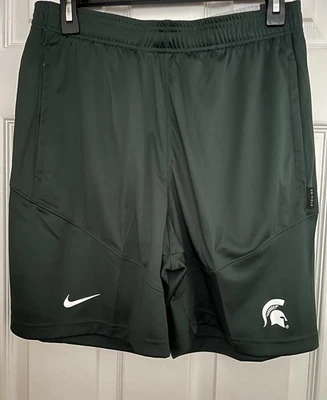 Pantalones Cortos Nike Dri-FIT Para Hombre Pequeños Michigan State Spartans Fútbol Sobre el Campo Verdes Foto 1 de 4