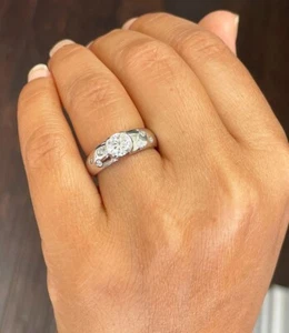 Conjunto de bisel de banda ancha de moissanita en racimo anillo de plata de ley corte redondo para ella - Imagen 1 de 9