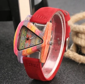 Bunte Dreieck Form Holzuhr - Lässige Trendige Armbanduhr Geschenk für Frauen - Bild 1 von 15