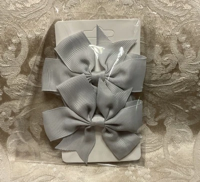 Juego de pinzas de moño de cinta de grosgrain gris claro con molinete para cabello de niña Foto 1 de 4