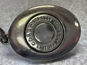 Coach Est. Llavero 1941 encanto retorcido trasero - Imagen 1 de 5