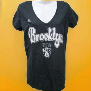 Nueva Camisa Adidas Negra Cuello en V Brooklyn Nets 4 HER Talla MEDIANA PRECIO DE VENTA SUGERIDO POR EL FABRICANTE $30 PARA MUJER - Imagen 1 de 5