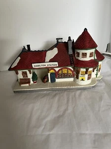 1994 Lemax Dickensville Sammlerstück Porzellan "Hamilton Station" beleuchtetes Haus - Bild 1 von 4