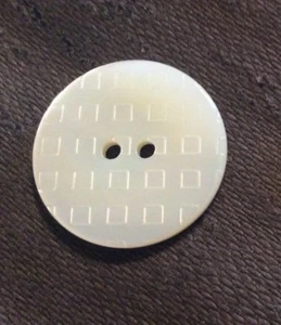 BUTTONS ETC #MOP16601/36 MOTHER OF PEARL ROUND SQUARES--2 HOLE-7/8"-- 8 PIECES - Picture 1 of 1