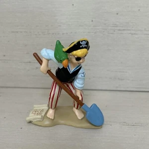 Joven Pirata Niño Cavando Arena para Mapa de Loro del Tesoro Pastel Topper 3" Parche para Ojos - Imagen 1 de 3