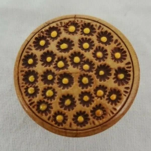 VINTAGE ~ runder Knopf aus Naturholz mit gelben Grübchen - 1 Stück - 1" Durchmesser - Bild 1 von 6