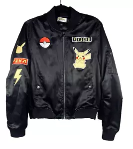 Pokémon Pikachu Varsity Jacke Größe M Satin Bomber Patches Poke Ball gerippt EUC - Bild 1 von 15