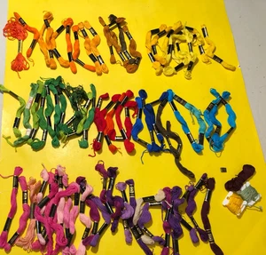 Lote de 65 mini madejas de abrigos y Clarks hilo de bordar hilo dental - Imagen 1 de 3