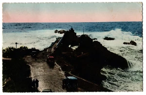 CPA 64 - BIARRITZ (Pyrénées Atl.) - Le Rocher de la Vierge par gros temps - Picture 1 of 2