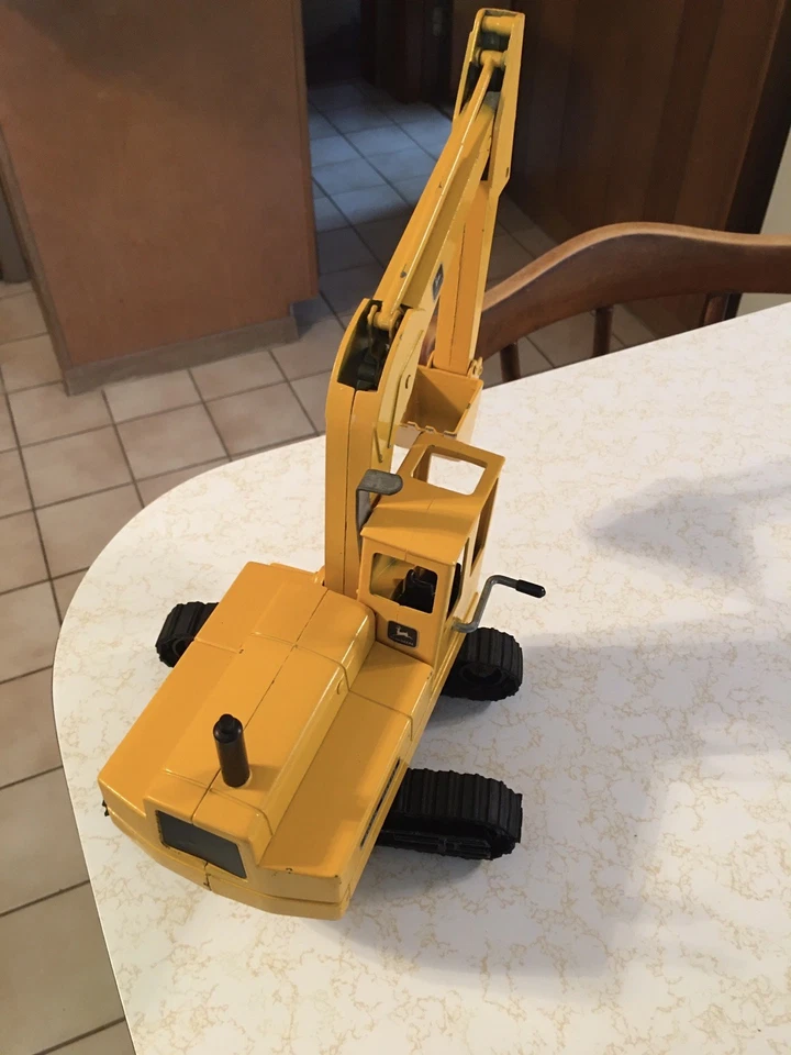 ERTL,JOHN DEERE,EXCAVADORA.RODILLO DAÑADO EN UN LADO DE LAS VÍAS.+ 4 PISTAS. Foto 1 de 4