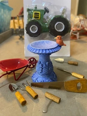 Lote de herramientas de jardín y decoración para casa de muñecas cardenal pájaro baño tractor carretilla  Foto 1 de 4