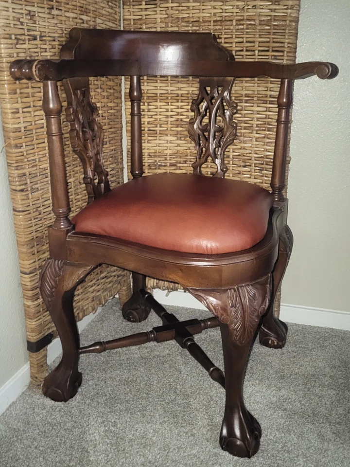 Silla de esquina Chippendale con pie de bola y garra - caoba tallada - tapicería de cuero Foto 1 de 4