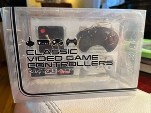 4 Controladores Videojuegos Clásicos Adornos de Navidad PIENSA GEEK Atari Nintendo - Imagen 1 de 10