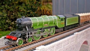 TRIANG OO R850 A3 FLYING SCOTSMAN Loco 4472 REPAIRED SERVICED + 2 THOMP TEAKS - Picture 1 of 11