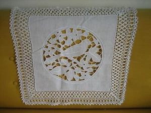 Broderie ancienne Napperon centre de table Oiseau - Picture 1 of 9