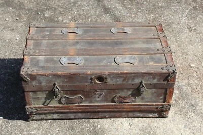 Baúl antiguo victoriano baúl detalles metálicos forma rectangular baúl metal madera Foto 1 de 4