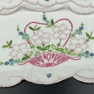 Handbestickte Kissenbezüge Schnittarbeit Blumen im rosa Korb Vintage Neu LESEN - Bild 1 von 10