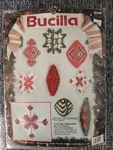 Bucilla Plastik Leinwand Kit #61148 Set 8 Yuletide Treasures Ornamente - Bild 1 von 7