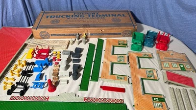 VGC - 1950'S Marx Tin Litho Freight Trucking Terminal with Accessories & Box - Image 1 of 4