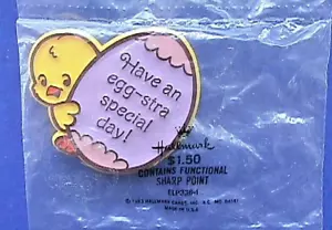 Hallmark PIN Pascua Vintage CHICK EGG Have An Egg-Stra Día Especial 1983 NUEVO* EN PAQUETE - Imagen 1 de 3
