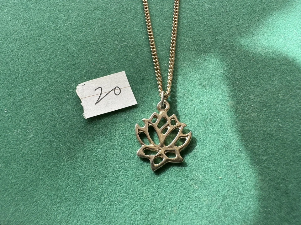 Colar com corrente berloque de lótus - Imagem 1 de 3