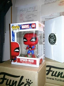 Funko Pop! *FREE Protector* SPIDER-MAN w/ Gift 1441 *NEW*MINT/NM MARVEL HOLIDAY - Picture 1 of 10
