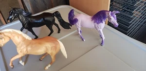 Juego de 3 figuras de caballos de juguete para jugar caballos de 7 pulgadas de alto SL725 - Imagen 1 de 2