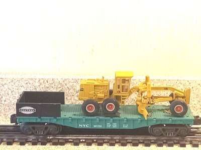 CUSTOM LIONEL TRAIN CONST. ROAD GRADER TRACTOR & K-LINE NEW YORK CENTRAL FLATCAR - Image 1 of 4