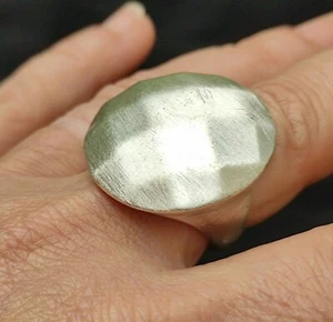 grande anello a cupola tondo argento martellato - designer cocktail ring - Foto 1 di 5