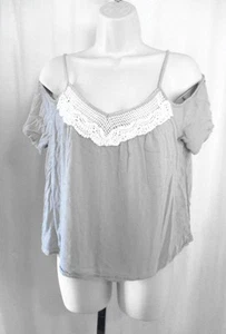 Reg Gr. L Charlotte Russe grau Strick Top kurz Cold Shoulder weiß Spitzenbesatz - Bild 1 von 4