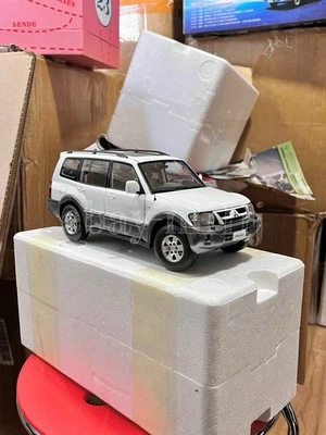 Modelo diecast Mitsubishi Montero Pajero Glaciar Blanco Perla 2003~2006 escala 1:18 Foto 1 de 4