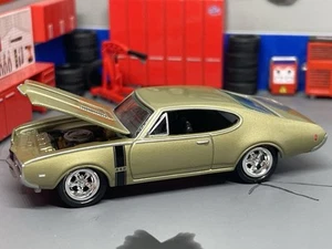 Modellino diorama Oldsmobile Cutlass 442 Gold Opening Hood scala 1/64 1968 68 - Foto 1 di 6