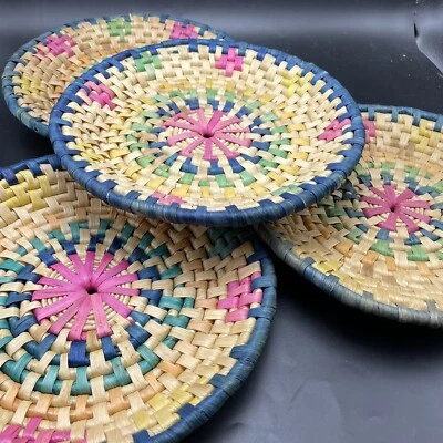 4 coloridos soportes para platos de papel de mimbre de ratán tejidos cargadores de hierba cestas boho Foto 1 de 4