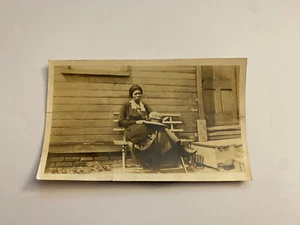 OE14) 1930s African American Woman in Rocking Chair Outside Washington DC Photo - Imagen 1 de 2