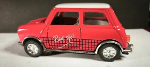 Modellino auto Classic Mini Cooper rosso YRP 168J DieCast 1:24 | porte cofano motore su - Foto 1 di 8
