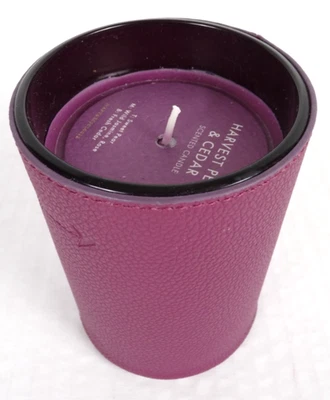 Vela perfumada de vidrio Anthropologie cuero en relieve icono cosecha pera y cedro Foto 1 de 4