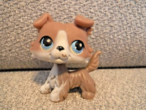 Littlest Pet Shop #67 COLLIE DOG tan gray, Blue Eyes, Red Magnet 2005 Hasbro