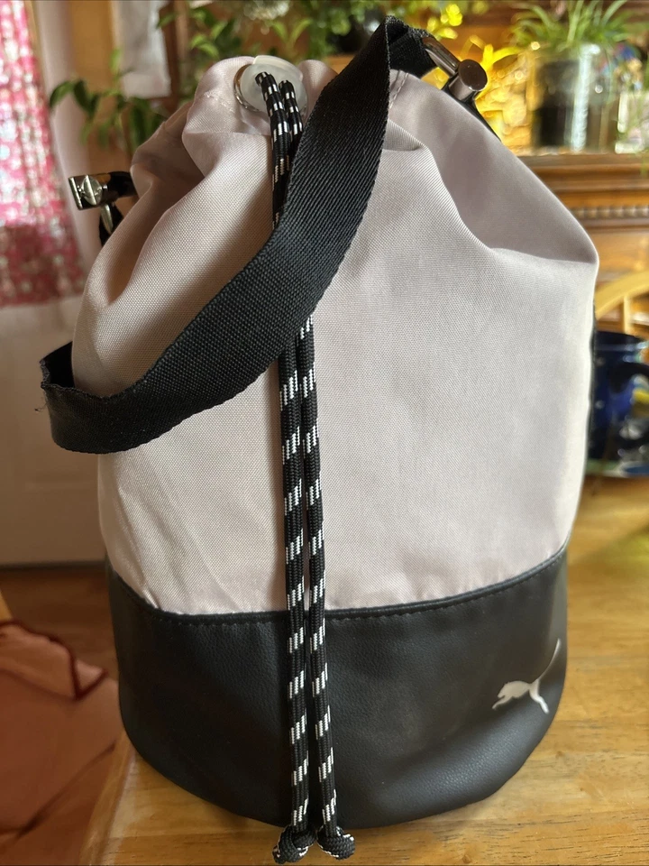 Bolsa balde feminina rosa com cordão PUMA - Imagem 1 de 4