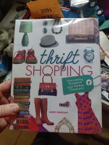 Thrift Shopping: Discovering Bargains and Hidden Treasures Hardcover - Bild 1 von 5