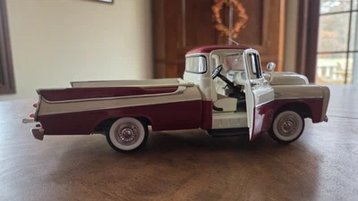 Dodge Sweptside D100 1957 camioneta Danbury como nueva roja y beige con caja escala 1/24   Foto 1 de 4
