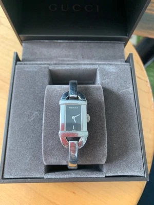 Reloj Gucci 6800L Mujer 16mm Esfera Negra Acero Brazalete Broca Caballo NECESITA BATERÍA Foto 1 de 4