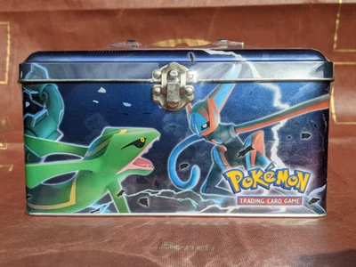 Покемон 2005 Коллекционная Оловянная Переноска ЗАПЕЧАТАННАЯ Чрезвычайно Редкая EX Deoxys Team Rocket - Изображение 1 из 4