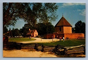 Postcard Vtg Virginia Williamsburg Magazine And Guardhouse Colonial 4 x 6 - Picture 1 of 2