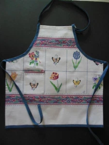 Delantal para niños con patrón de flores y mariposas, nuevo, hecho a mano, 16"W x 17"L - Imagen 1 de 1