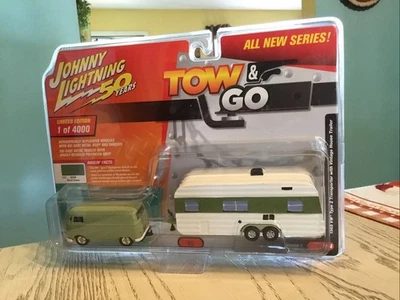 Johnny Lightning Tow & Go 1965 VW Type 2 Transporter & Vintage House Trailer,New — 第 1/4 张图片